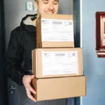 Kurir pengiriman memegang paket siap diantar ke alamat tujuan